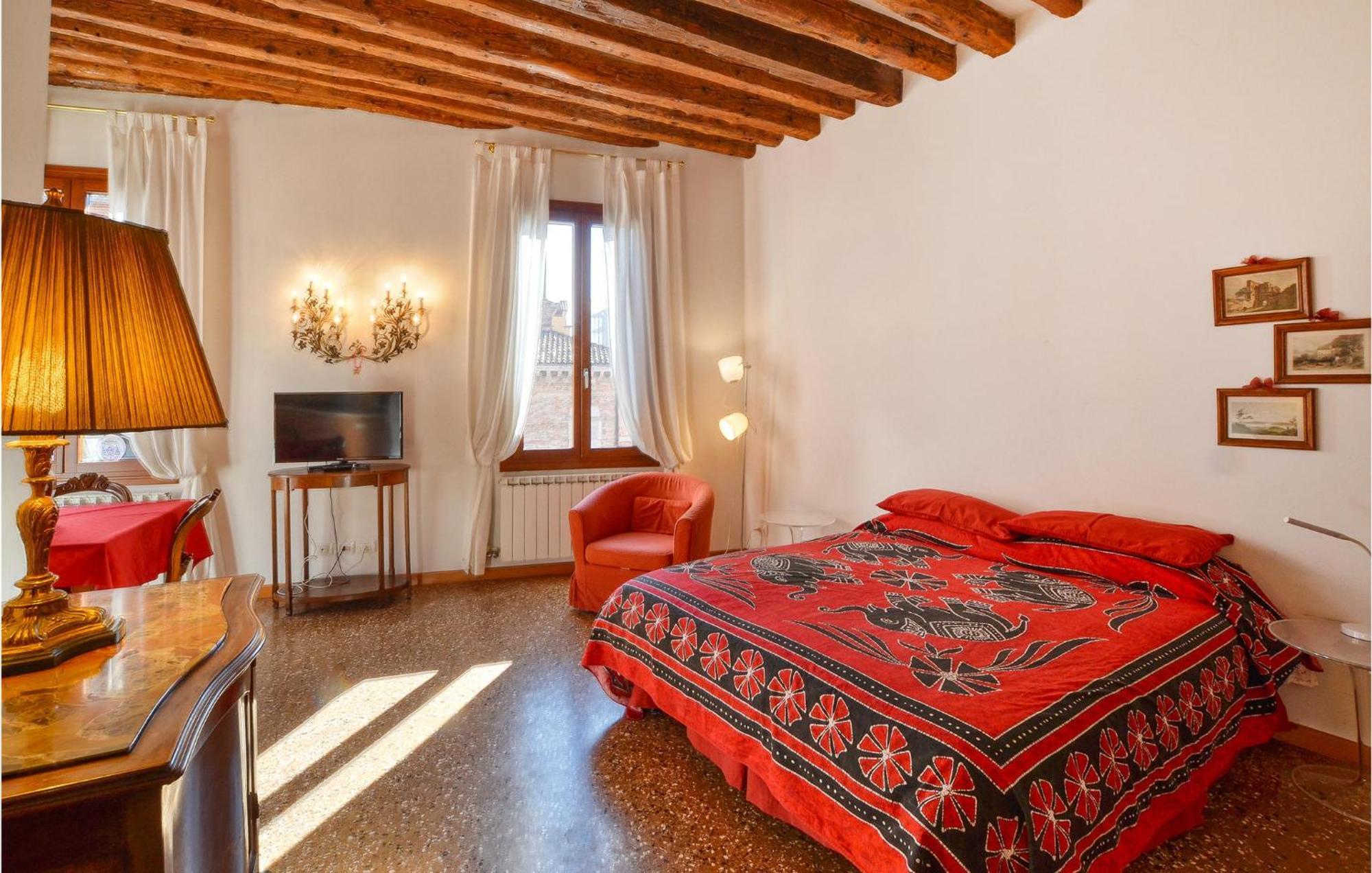 Stunning In With Kitchenette Apartment *